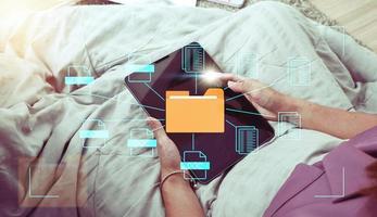 concepto de sistema de gestión de documentos, software de iconos de carpetas y documentos, búsqueda y gestión de archivos en la base de datos de documentos en línea, para un archivado eficiente foto