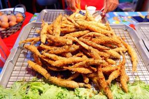 pescado frito con huevo, es una comida callejera en Tailandia que es fácil de encontrar. foto