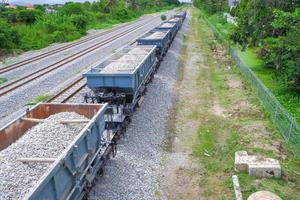 tren para transporte de grava, bogies llenos, muchos bogies. foto