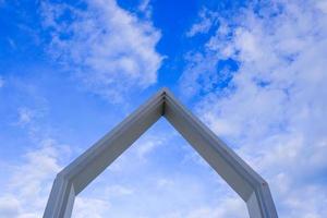 cielo con nubes coloridas con construcción de cemento adecuado para hacer una imagen de fondo. foto