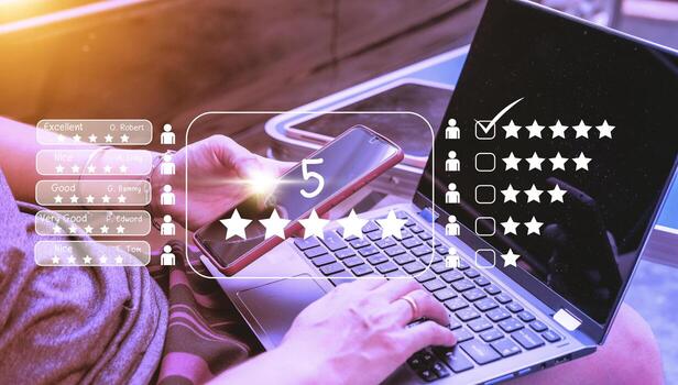 los usuarios califican la experiencia del servicio en la aplicación en línea de la encuesta de satisfacción del cliente después de usar el servicio. foto