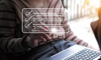 concepto de firma electrónica firma electrónica de documentos digitales en la pantalla de un portátil virtual foto