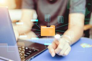 concepto de sistema de gestión de documentos, software de iconos de carpetas y documentos, búsqueda y gestión de archivos en la base de datos de documentos en línea, para un archivado eficiente foto