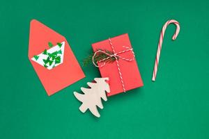 tarjeta de felicitación de navidad con caja de regalo roja foto