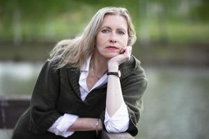 retrato de una bella anciana rubia de aspecto europeo. primer plano de una mujer de cincuenta años sobre un fondo natural foto