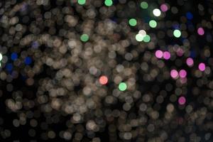 sobre un fondo negro bokeh de explosiones de coloridos fuegos artificiales. foto