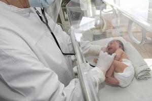 un médico vigila a un bebé prematuro en el hospital. foto