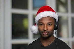 operador de servicio al cliente centro de soporte de sombrero de santa abierto durante navidad foto