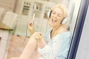 mujer joven escuchando música en casa foto