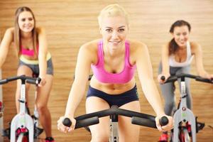 mujeres deportistas en clase de spinning foto