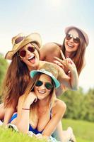 grupo de mujeres en bikin divirtiéndose al aire libre foto