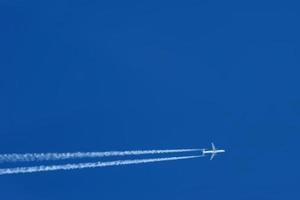 avion sobre cielo azul foto