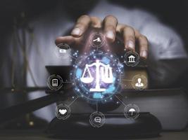 abogados de justicia con mazo de juez, empresario de traje o abogado que contrata abogados en el sistema digital. derecho legal, enjuiciamiento, asesor legal, pleito, detective, investigación, consultor legal.. foto