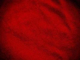 textura de tela de terciopelo rojo oscuro utilizada como fondo. fondo de tela rojo oscuro vacío de material textil suave y liso. hay espacio para el texto.. foto