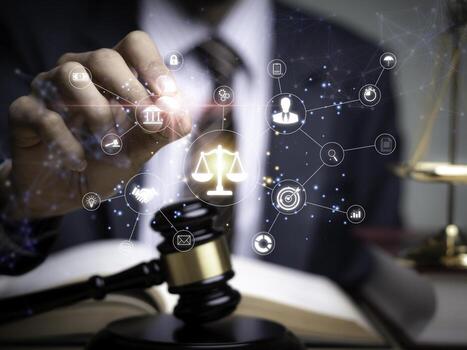 abogados de justicia con mazo de juez, empresario de traje o abogado que contrata abogados en el sistema digital. derecho legal, enjuiciamiento, asesor legal, pleito, detective, investigación, consultor legal.. foto