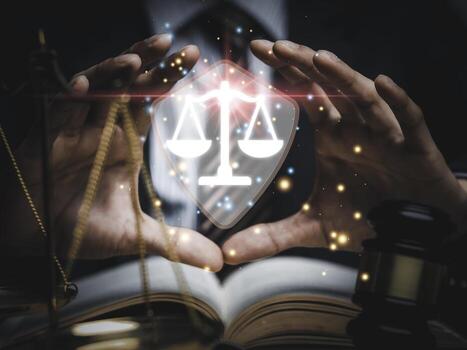 abogados de justicia con mazo de juez, empresario de traje o abogado que contrata abogados en el sistema digital. derecho legal, enjuiciamiento, asesor legal, pleito, detective, investigación, consultor legal.. foto