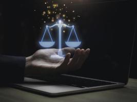 abogados de justicia con mazo de juez, empresario de traje o abogado que contrata abogados en el sistema digital. derecho jurídico, fiscalía, asesor jurídico, pleito, detective, investigación, asesor jurídico. foto