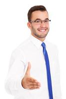 feliz hombre de negocios saludando a alguien sobre fondo blanco foto
