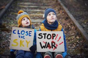 foto de un niño con mucho amor y un mensaje pacífico cerca del cielo