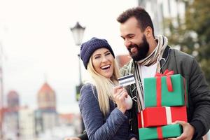 foto de pareja comprando navidad en la ciudad