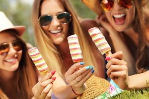 mujeres felices relajándose con helado foto
