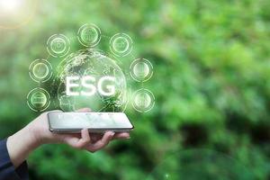 aplicación de uso de teléfonos inteligentes para ahorrar energía y reducir el calentamiento global, idea para negocios conscientes del medio ambiente, créditos de carbono, reducción de emisiones de gases de efecto invernadero, esg para el medio ambiente social y gobernanza foto