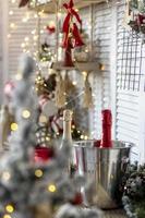 botellas de champán y copas en la mesa con el telón de fondo de las decoraciones navideñas