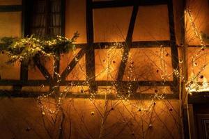 luces de hadas en una casa con entramado de madera foto