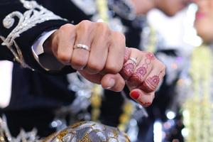 tatuaje de henna aplicado en la mano de una mujer. foto