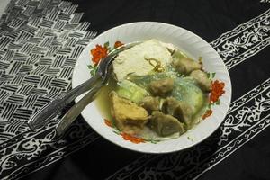 bakso urat o músculos de albóndigas es una comida tradicional popular hecha de carne y músculos de vaca servida con verduras, fideos y sopa de sabor servida en un tazón foto