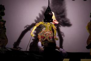 wayang kulit o marionetas de sombras de java, indonesia espectáculo de marionetas de dalang o titiritero. wayang hecho de cuero foto