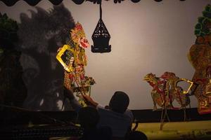 wayang kulit o marionetas de sombras de java, indonesia espectáculo de marionetas de dalang o titiritero. wayang hecho de cuero foto