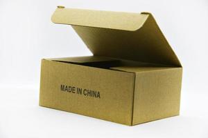 caja de cartón con la inscripción made in china. una caja sobre un fondo blanco. una pequeña caja hecha en china sobre un fondo blanco. foto