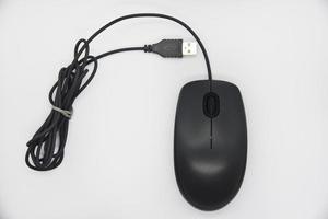 un ratón de ordenador gris sobre un fondo blanco. hermoso y brillante primer plano del ratón de la computadora. manipulador de ratones un aparato de computadora. foto