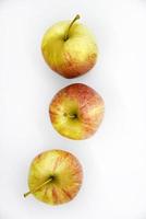 tres manzanas rojas y amarillas sobre un fondo blanco. primer plano de manzanas. deliciosas manzanas sobre un fondo blanco. foto