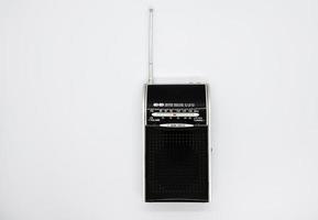 receptor de radio portátil sobre un fondo blanco. primer plano de jugador pequeño. una radio a pilas. foto