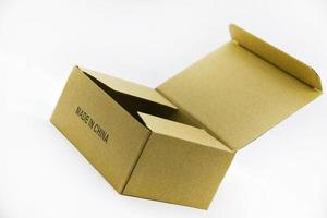 caja de cartón con la inscripción made in china. una caja sobre un fondo blanco. una pequeña caja hecha en china sobre un fondo blanco. foto
