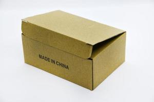 caja de cartón con la inscripción made in china. una caja sobre un fondo blanco. una pequeña caja hecha en china sobre un fondo blanco. foto