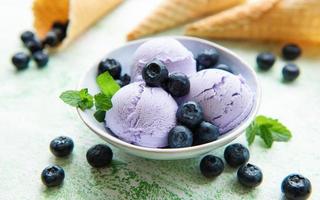 helado casero de arándanos con arándanos frescos foto