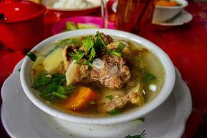 sop buntut o sopa de rabo de toro o sopa de rabo es una sopa tradicional hecha de rabo de buey, hervida con especias foto