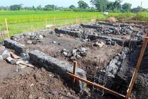 los cimientos de la casa. poniendo los cimientos hechos de piedra, arena, semen y acero. trabajos de construcción. foto