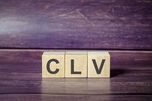 clv - valor de por vida del cliente - texto como símbolo en bloques de madera de cubo. foto