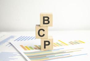 bcp, planificación de la continuidad del negocio, palabra sobre bloques de madera y gráficos foto