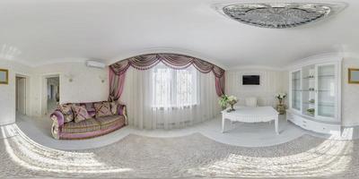 vista panorámica esférica perfecta hdri 360 en el interior de la sala vip de la habitación de invitados en un apartamento con sillones y tv en proyección equirectangular, contenido vr foto