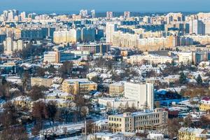 vista aérea panorámica de una ciudad invernal con un sector privado y zonas residenciales de gran altura con nieve foto