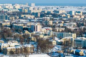 vista aérea panorámica de una ciudad invernal con un sector privado y zonas residenciales de gran altura con nieve foto