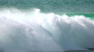 costa de aplastamiento de olas extremas del océano. poder de las olas rompiendo salpicaduras mar spray agua espuma video