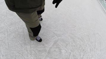 pov visie van een Mens het schaatsen in winter. sport- levensstijl video
