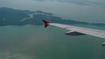 Vista en primera persona desde la ventana del avión. avión de pasajeros vuela a las islas. concepto de turismo y recreación, fronteras cerradas video