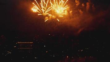 fuoco d'artificio con paesaggio urbano notte leggero Visualizza di novosibirsk orizzonte a crepuscolo tempo video